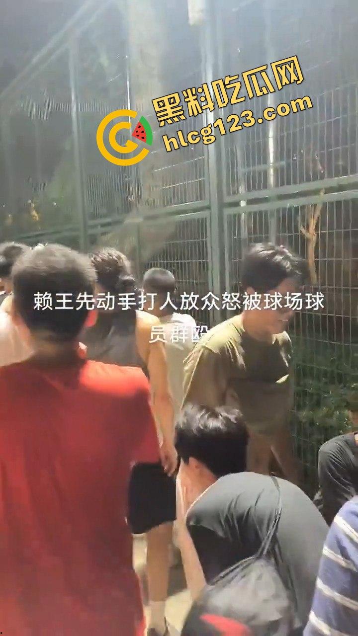 上海徐家汇公园黑人打球后动手推搡，遭中国人围堵群殴，高喊滚出中国地盘-5