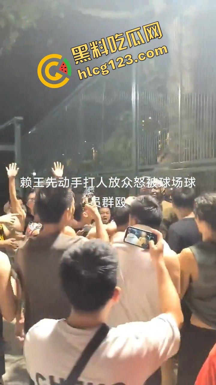 上海徐家汇公园黑人打球后动手推搡，遭中国人围堵群殴，高喊滚出中国地盘-11