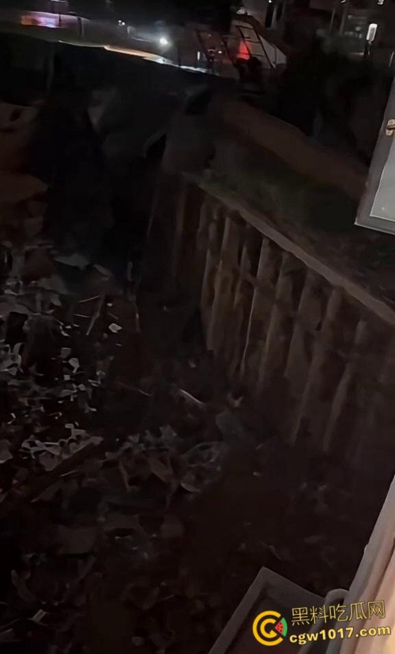 湖南邵阳资江小学深夜坍塌惨剧,违规施工野狗刨坑挖烂地基,操场撕裂大口教学楼咔嚓墙角炸裂,幸无孩子砸伤!-1