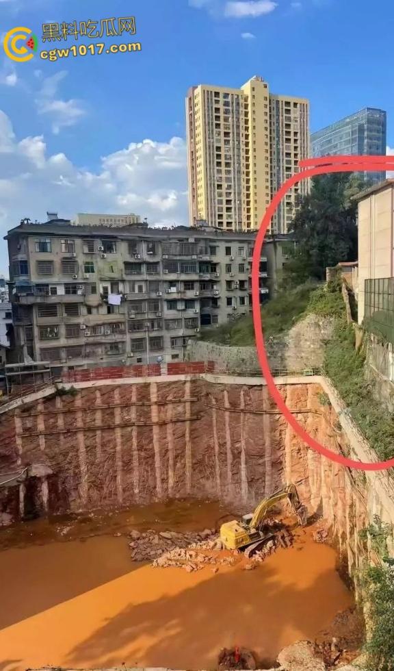 湖南邵阳资江小学深夜坍塌惨剧,违规施工野狗刨坑挖烂地基,操场撕裂大口教学楼咔嚓墙角炸裂,幸无孩子砸伤!-3