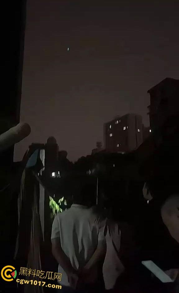 湖南邵阳资江小学深夜坍塌惨剧,违规施工野狗刨坑挖烂地基,操场撕裂大口教学楼咔嚓墙角炸裂,幸无孩子砸伤!-4