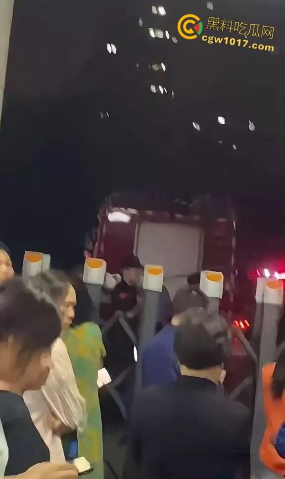 湖南邵阳资江小学深夜坍塌惨剧,违规施工野狗刨坑挖烂地基,操场撕裂大口教学楼咔嚓墙角炸裂,幸无孩子砸伤!-5