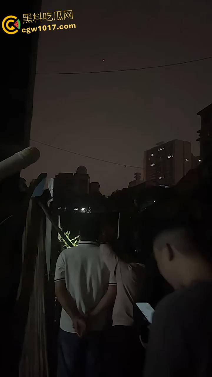 湖南邵阳资江小学深夜坍塌惨剧,违规施工野狗刨坑挖烂地基,操场撕裂大口教学楼咔嚓墙角炸裂,幸无孩子砸伤!-6