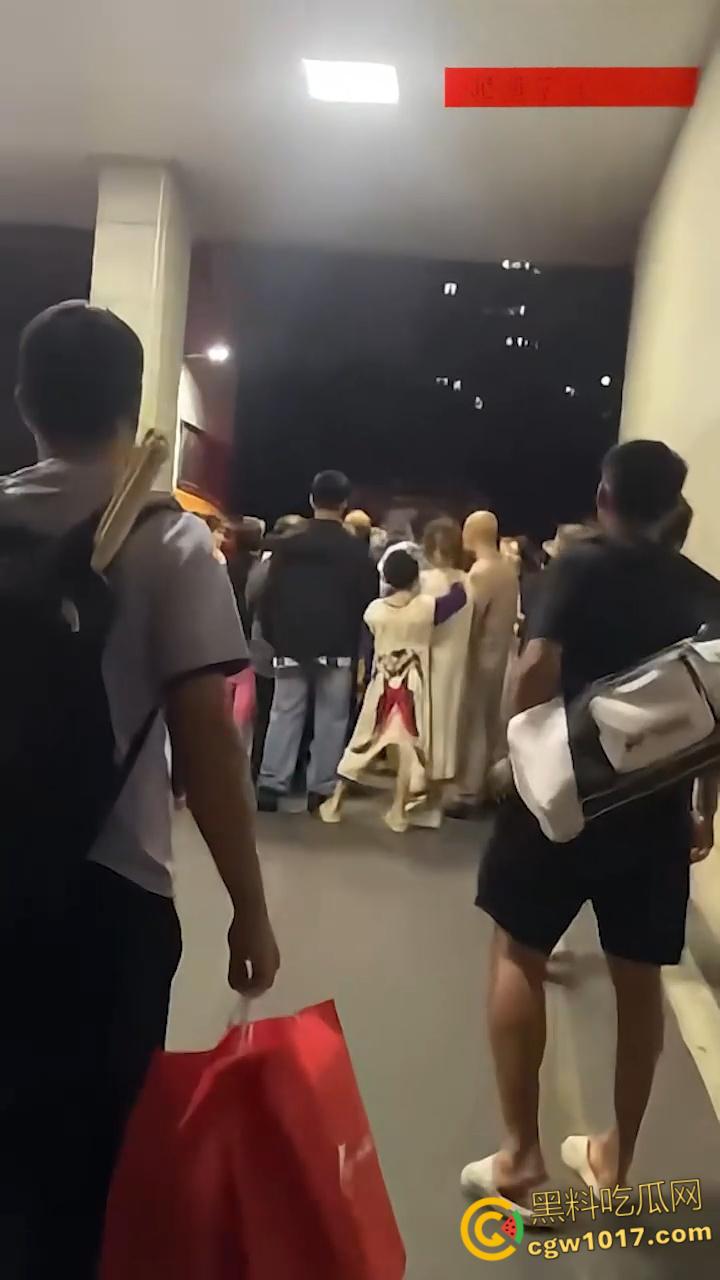 湖南邵阳资江小学深夜坍塌惨剧,违规施工野狗刨坑挖烂地基,操场撕裂大口教学楼咔嚓墙角炸裂,幸无孩子砸伤!-7