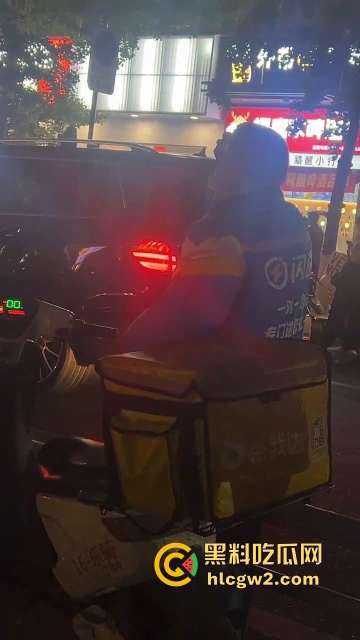 长沙小哥蛋糕送晚被砸头！顾客火力全开，手机爆头砸到满脸是血，迟到一分钟就挨这么狠？-1