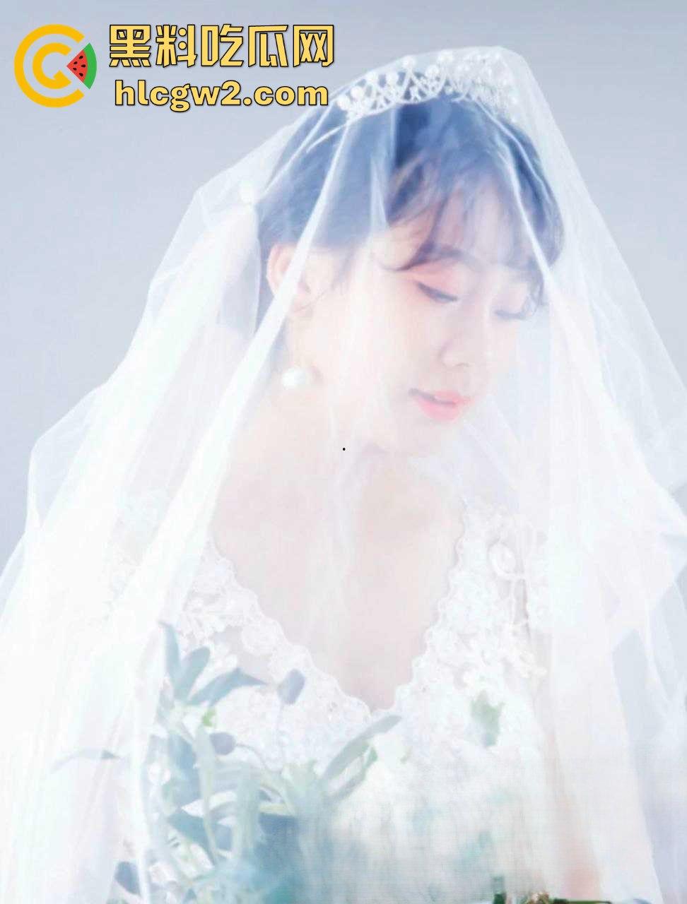 安徽人妻『贾馨月』怀孕还不老实床上大战实拍流出 三个月肚子顶着被无套抽插，骚穴被老公内射到溢出！-1