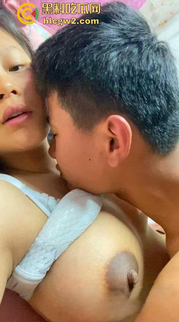 安徽人妻『贾馨月』怀孕还不老实床上大战实拍流出 三个月肚子顶着被无套抽插，骚穴被老公内射到溢出！-4