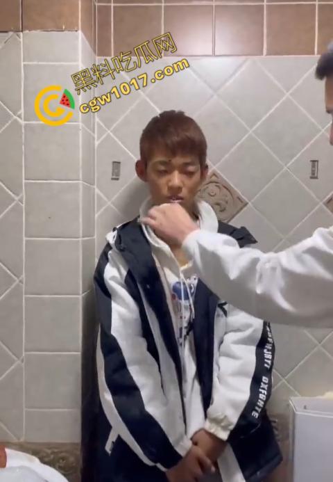 血腥慎点！社会混混残忍虐打小伙，马桶刷戳脸，铁管刺手，手背戳破血肉模糊，骨头暴露，惨不忍睹，令人心寒！-1