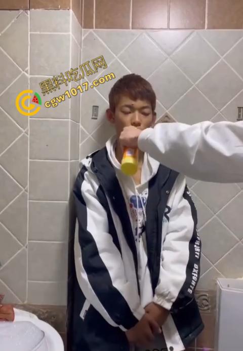 血腥慎点！社会混混残忍虐打小伙，马桶刷戳脸，铁管刺手，手背戳破血肉模糊，骨头暴露，惨不忍睹，令人心寒！-2