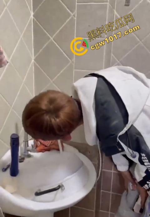 血腥慎点！社会混混残忍虐打小伙，马桶刷戳脸，铁管刺手，手背戳破血肉模糊，骨头暴露，惨不忍睹，令人心寒！-3