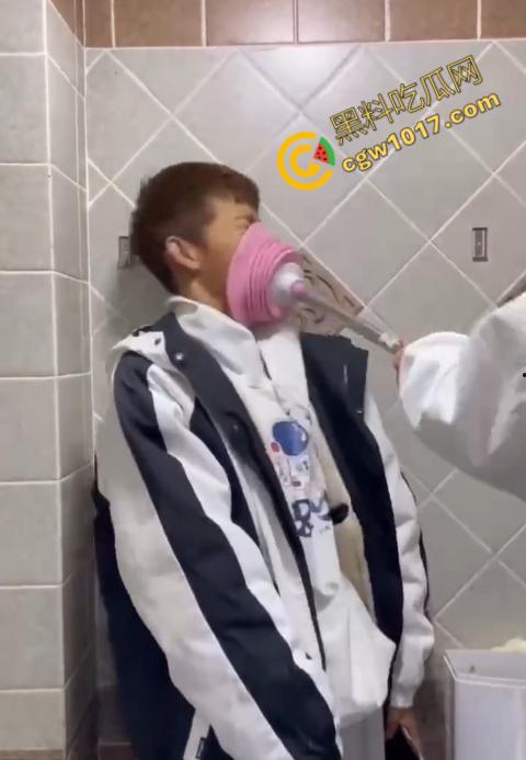 血腥慎点！社会混混残忍虐打小伙，马桶刷戳脸，铁管刺手，手背戳破血肉模糊，骨头暴露，惨不忍睹，令人心寒！-6