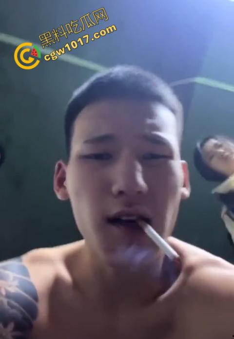 血腥慎点！社会混混残忍虐打小伙，马桶刷戳脸，铁管刺手，手背戳破血肉模糊，骨头暴露，惨不忍睹，令人心寒！-7