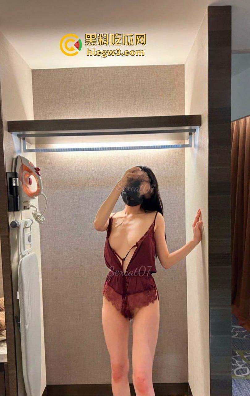 究极绿帽性感骚妻『性感的猫』福利私拍流出，健身室6P大混战，单男无套猛操内射老公紧跟续上！-16