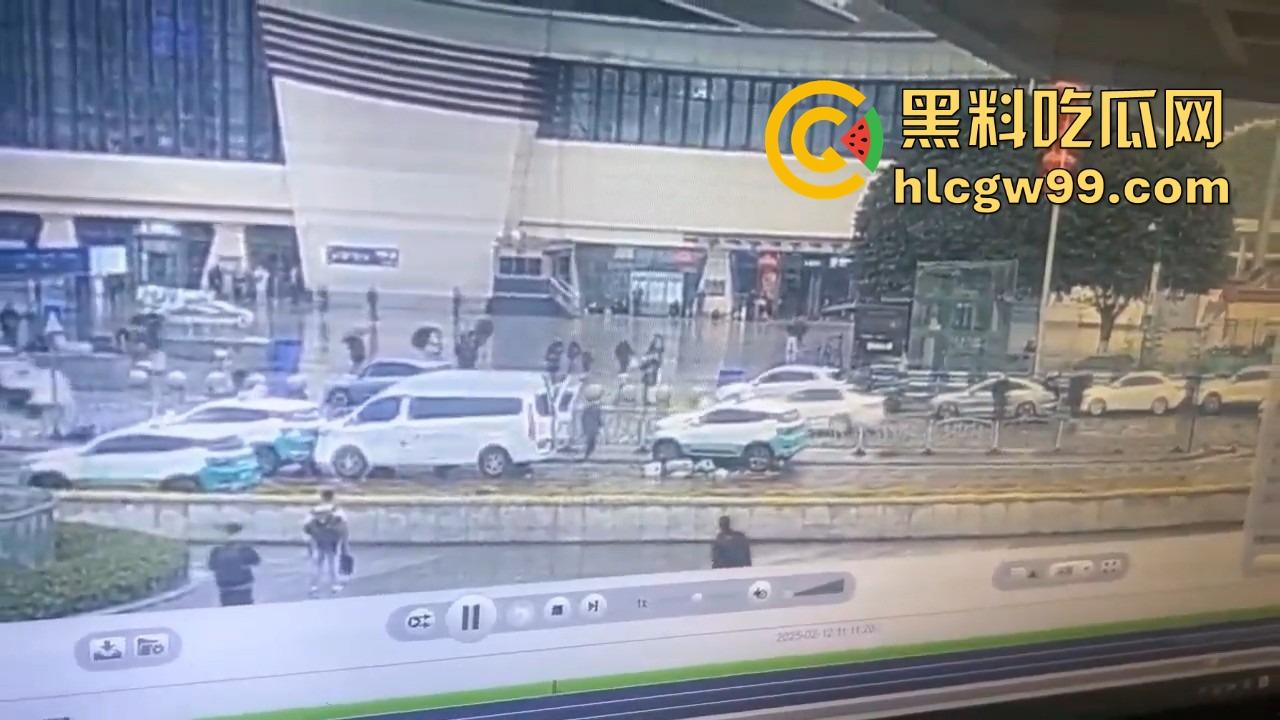 四川宜宾市高铁西站出租车司机开车睡着撞死个人，开车不睡觉睡觉不开车，这刚好到退休的年纪 ！-8