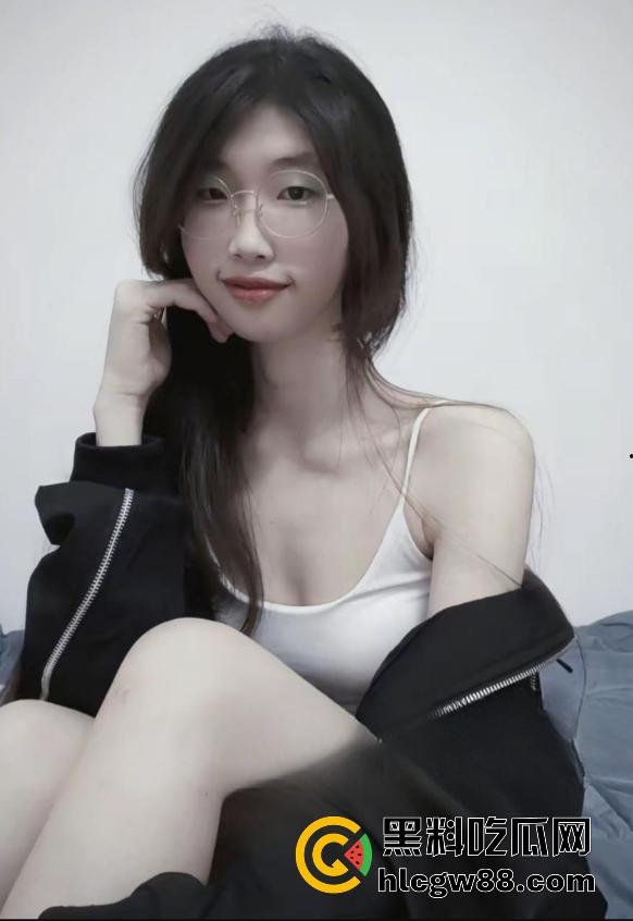 烟台大学【杨倩雪】高学历母狗镀金上床，私下勾引男同事疯狂开房，还主动爬上老领导的床！-3