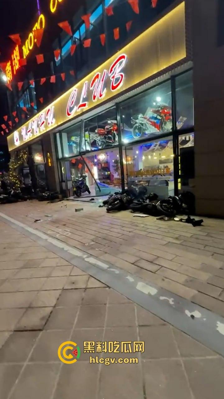 南通小伙喜提新车小米SU7约人飙车被群嘲 情绪失控冲撞机车 还砍死一个路人-16