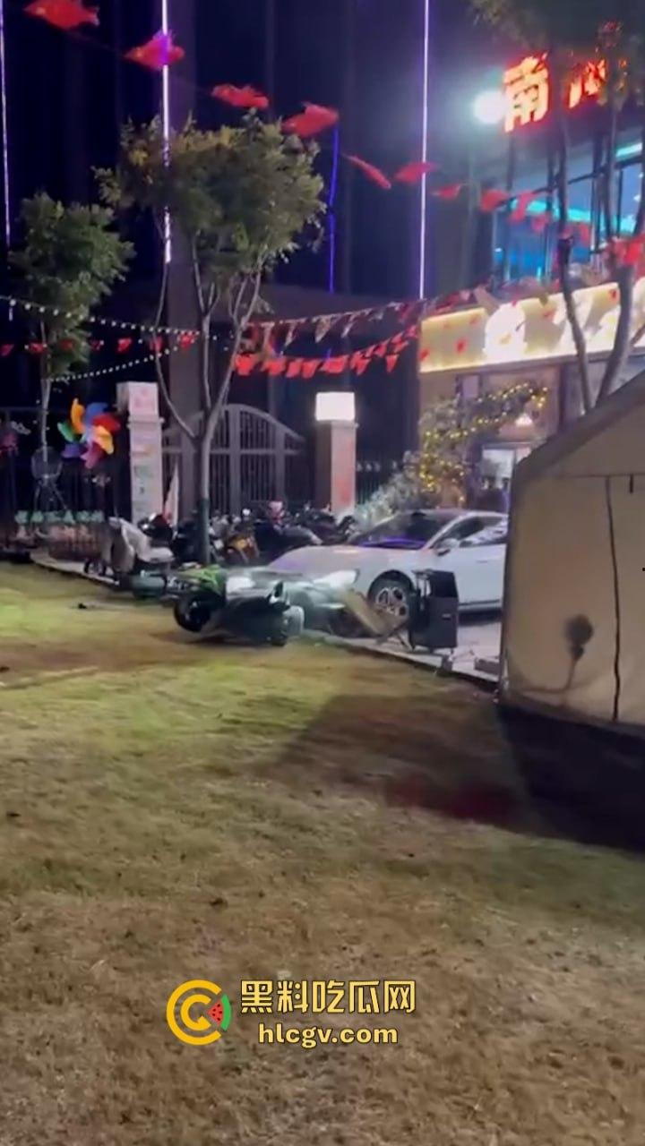 南通小伙喜提新车小米SU7约人飙车被群嘲 情绪失控冲撞机车 还砍死一个路人-17