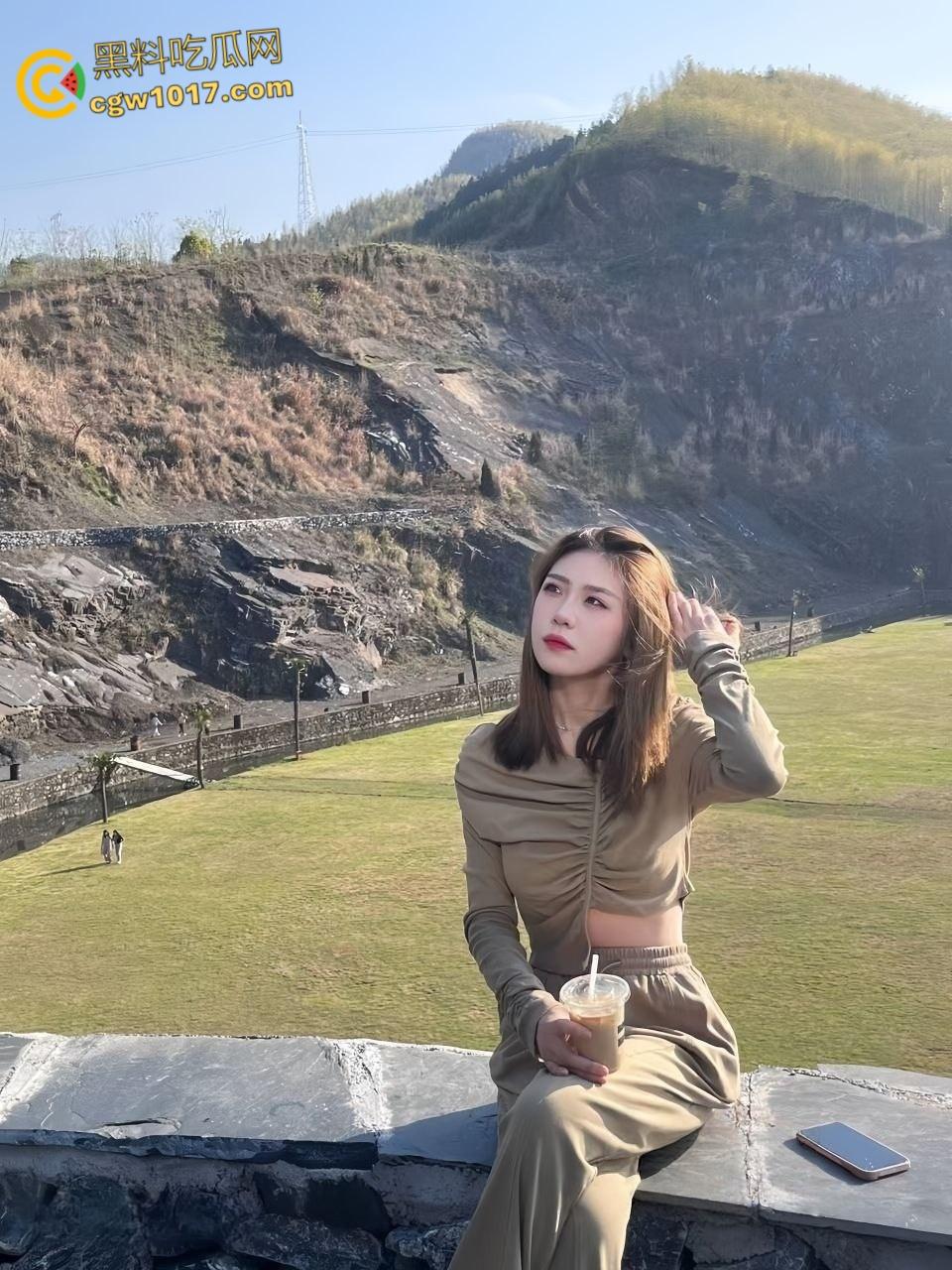 湖南涉外学院【邓妮】，骚浪小母狗露脸挨操，饥渴舔屌犹如欲兽，屌插肉穴蛋震花蒂，反差骚浪堪称极品！-4