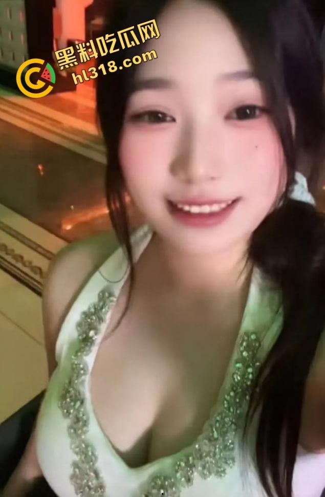 小学女教师讲台自慰，真空大黑逼插笔作妖，手都捏麻了还舍不得停，学生作业还没改完自己先高潮！-1