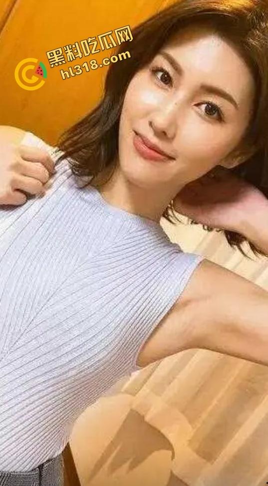 小学女教师讲台自慰，真空大黑逼插笔作妖，手都捏麻了还舍不得停，学生作业还没改完自己先高潮！-3