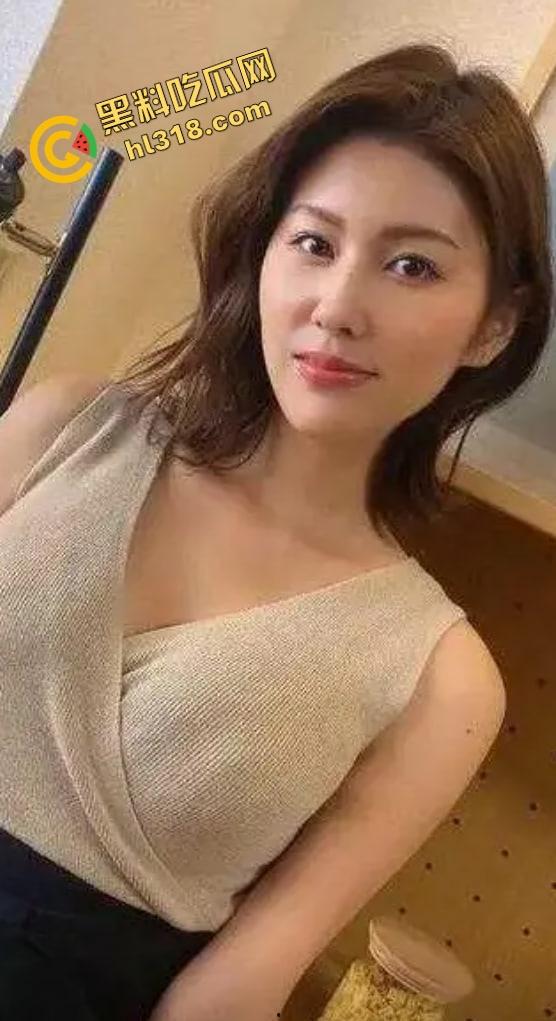 小学女教师讲台自慰，真空大黑逼插笔作妖，手都捏麻了还舍不得停，学生作业还没改完自己先高潮！-4