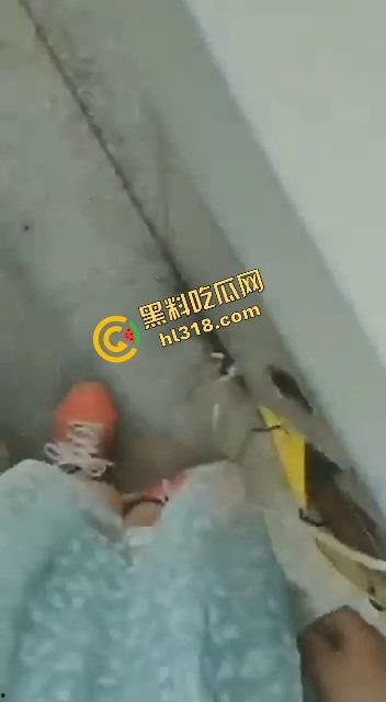 小学女教师讲台自慰，真空大黑逼插笔作妖，手都捏麻了还舍不得停，学生作业还没改完自己先高潮！-8