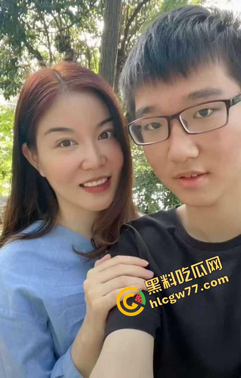 单亲妈妈微博性感腰包饺子勾魂，紧身裙裹臀被后入爆操嫩逼菊花双开，浪名求深射满骚洞！-2