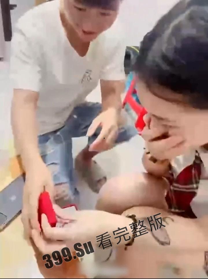 离谱！女学生自营卖淫可接受3P 给男友戴绿帽 谎称在ktv做行政，被闺蜜戳破谎言 ，房间全是避孕套，最后还给送进局子-3