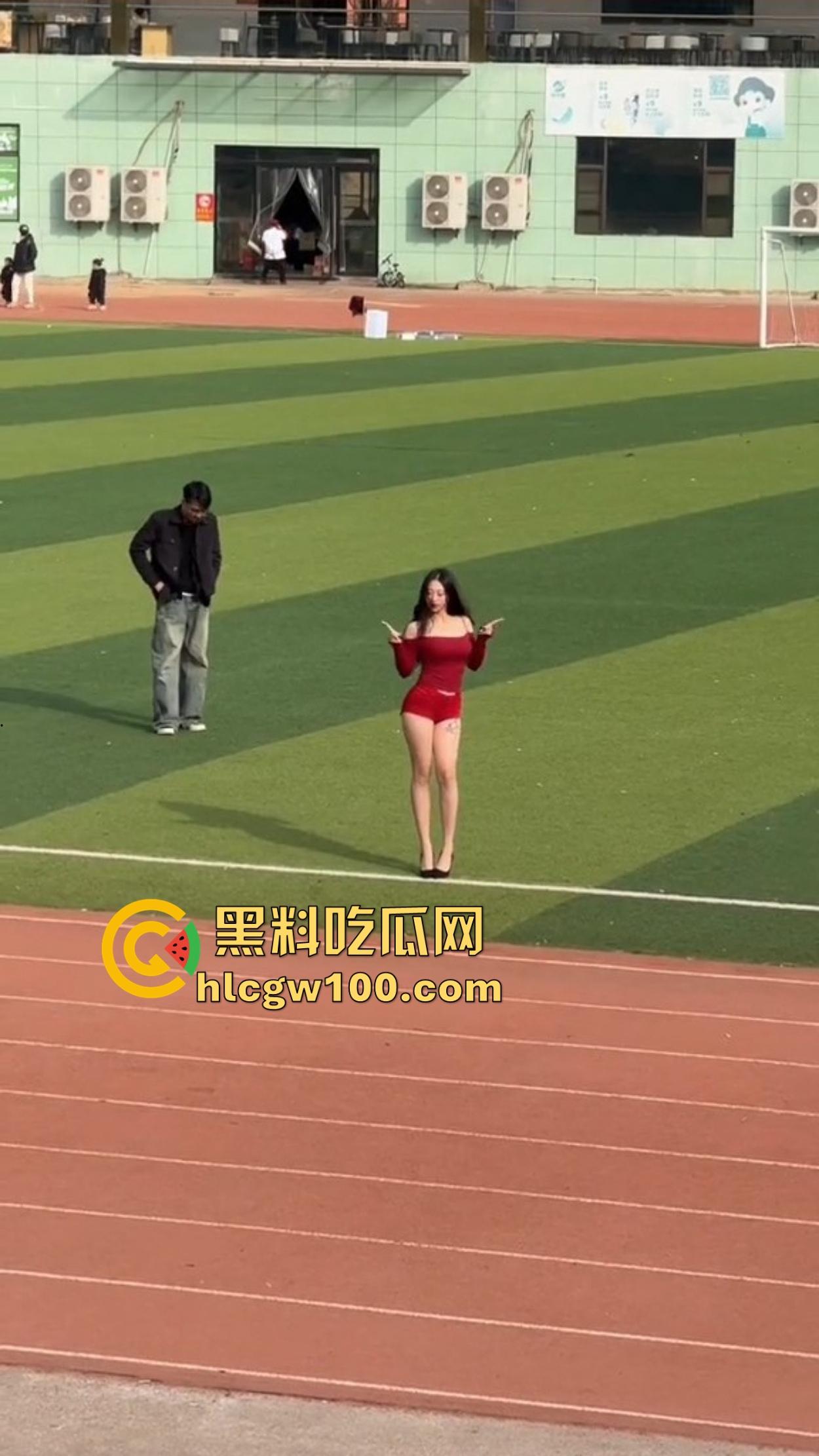 广州财经大学女大学生骚的在操场拍擦边视频，旁边男大看的枪都快走火，结果加微信被当场打脸，局面尴尬变名画！-7