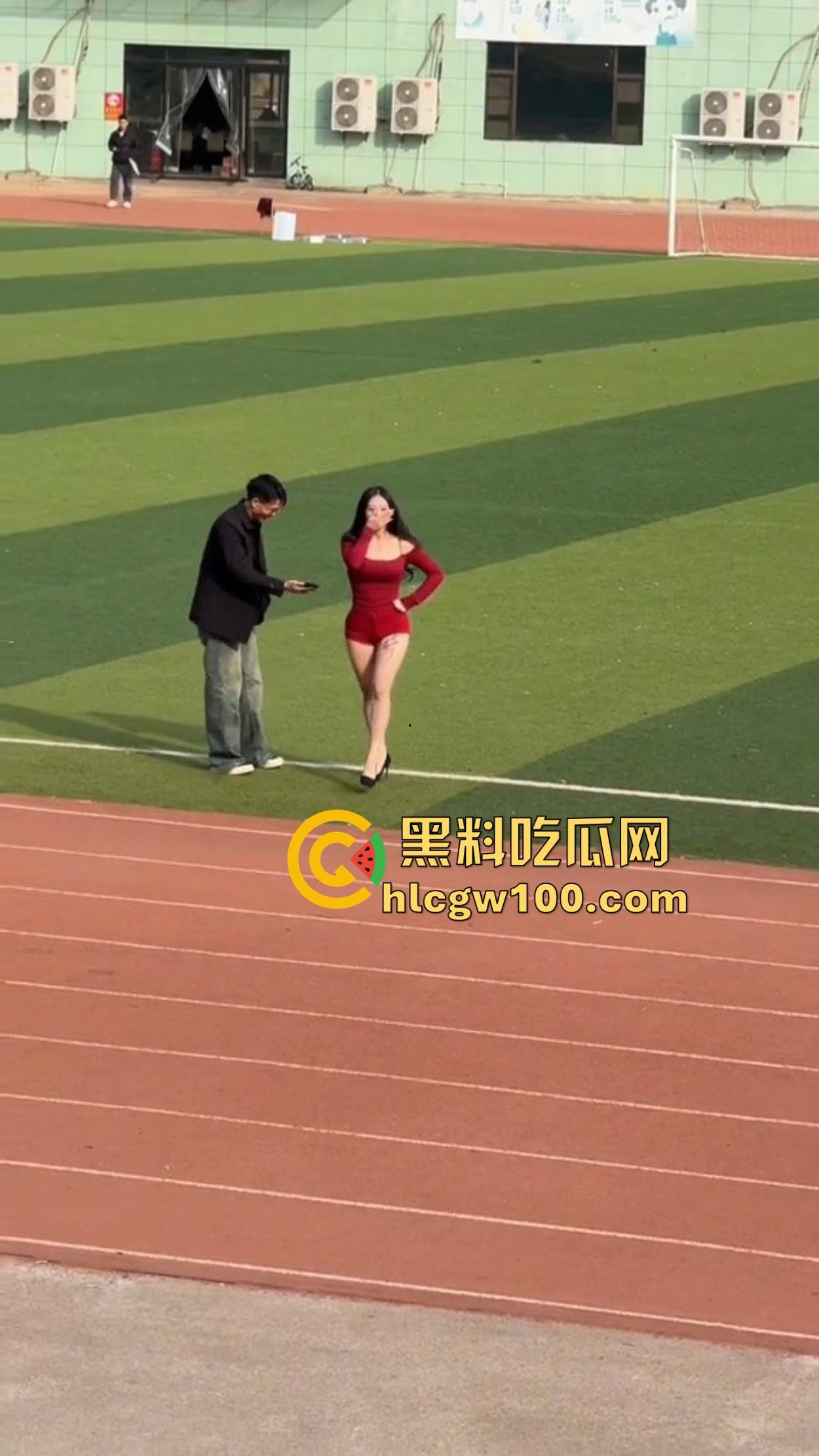 广州财经大学女大学生骚的在操场拍擦边视频，旁边男大看的枪都快走火，结果加微信被当场打脸，局面尴尬变名画！-12