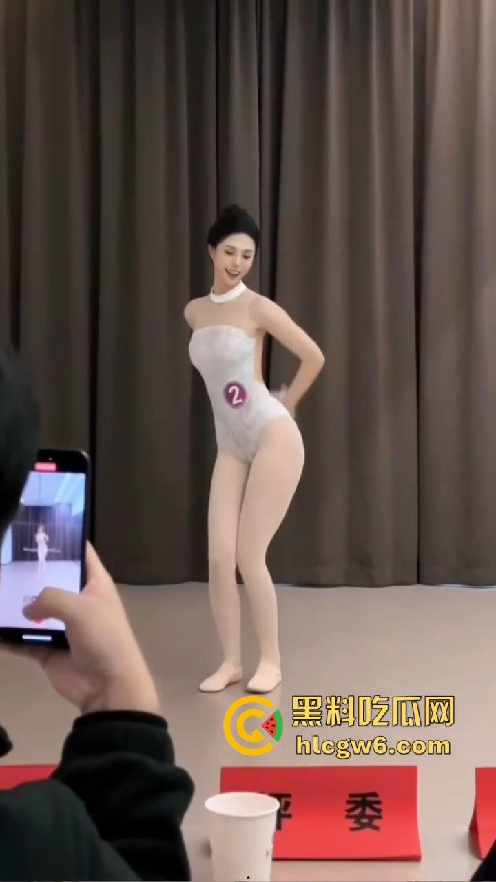 苏州舞蹈生面试白嫩大腿一字马惊艳评委，老师白天高分晚上酒店开腿猛草，专业评分瞬间变成床上实战！-2