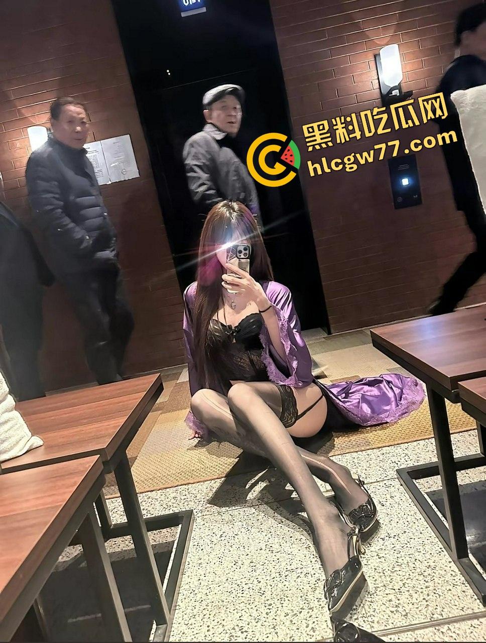 SM圈『小什么西』性虐视频流出，黑丝蜜桃臀倒吊抽鞭滴蜡，这骚M谁看了不心动？-4