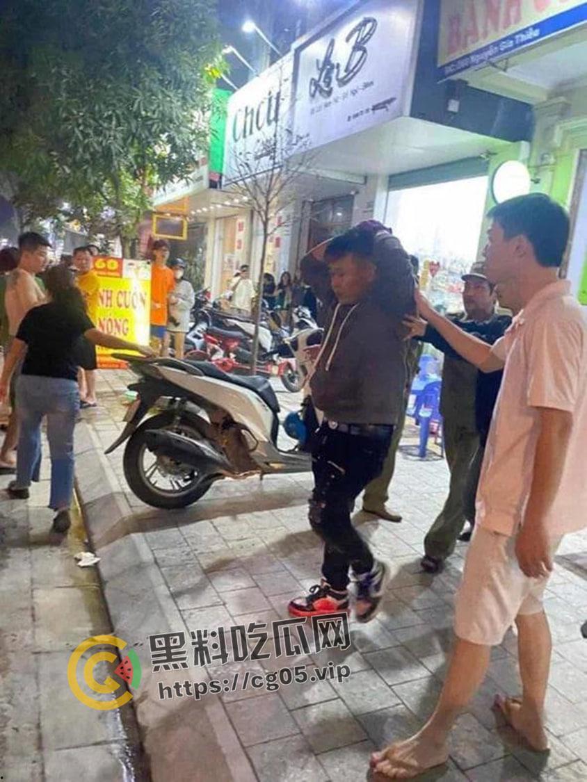 越南第一狠人!前男友怒砍现任狗男女 人狠刀快 血直接喷的满地都是 现场血腥画面曝光-7