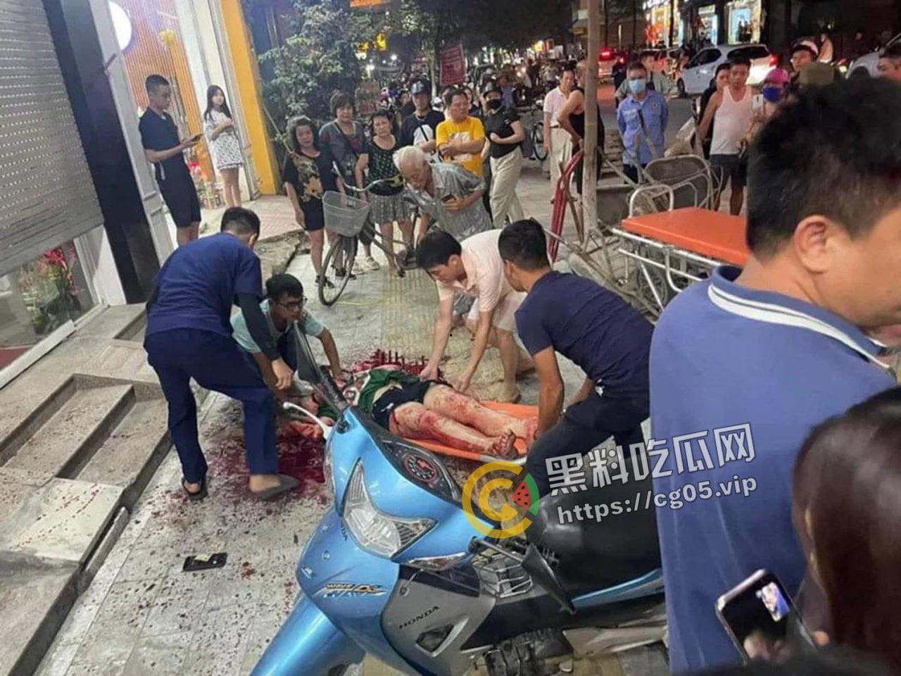 越南第一狠人!前男友怒砍现任狗男女 人狠刀快 血直接喷的满地都是 现场血腥画面曝光-9