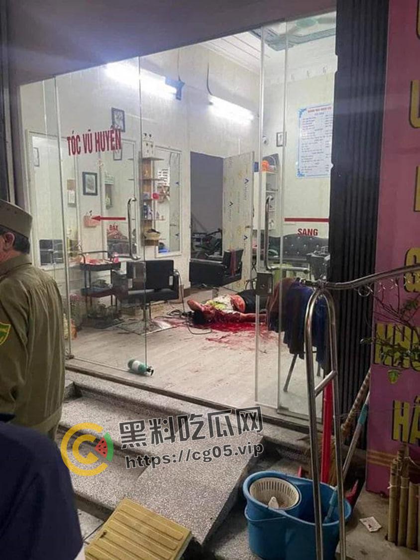 越南第一狠人!前男友怒砍现任狗男女 人狠刀快 血直接喷的满地都是 现场血腥画面曝光-10