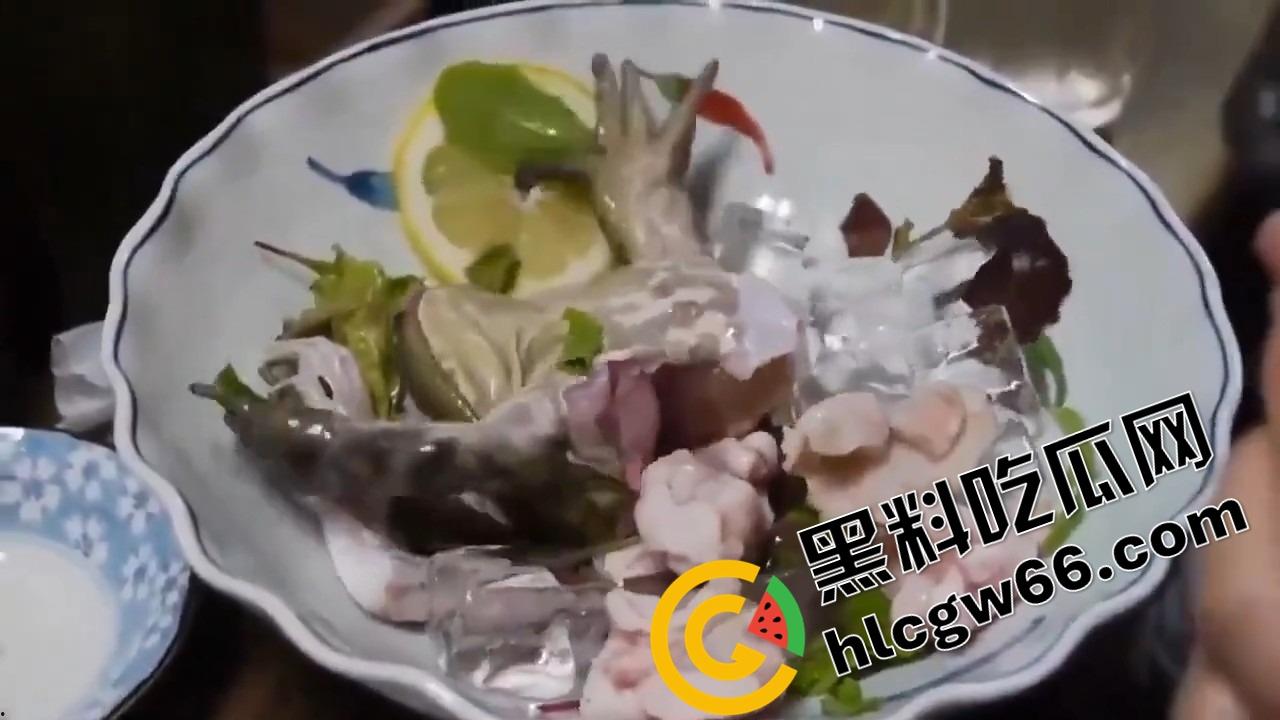 蛙蛙刺身，现杀现吃！上半身还在挣扎，下半身已经下肚，小日子这口味是真敢整！-3