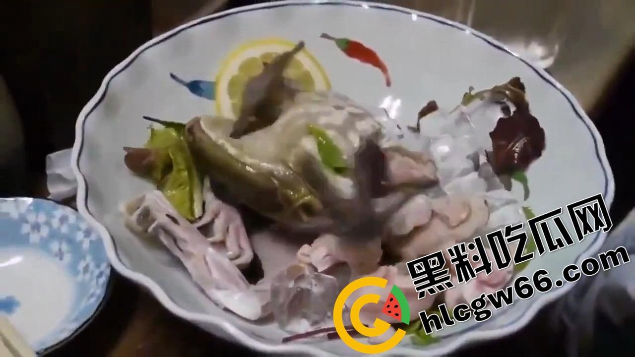 蛙蛙刺身，现杀现吃！上半身还在挣扎，下半身已经下肚，小日子这口味是真敢整！-9