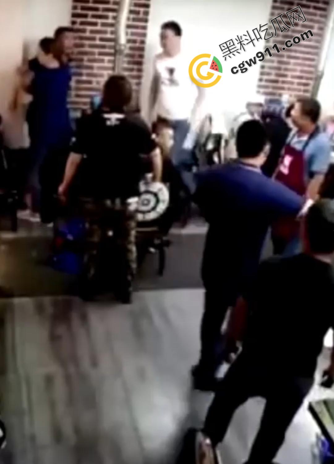 东北酒桌火爆冲突，一时口角引发血案！醉汉挑衅邻桌大哥遭酒瓶爆头，现场激烈打斗混乱不堪-2