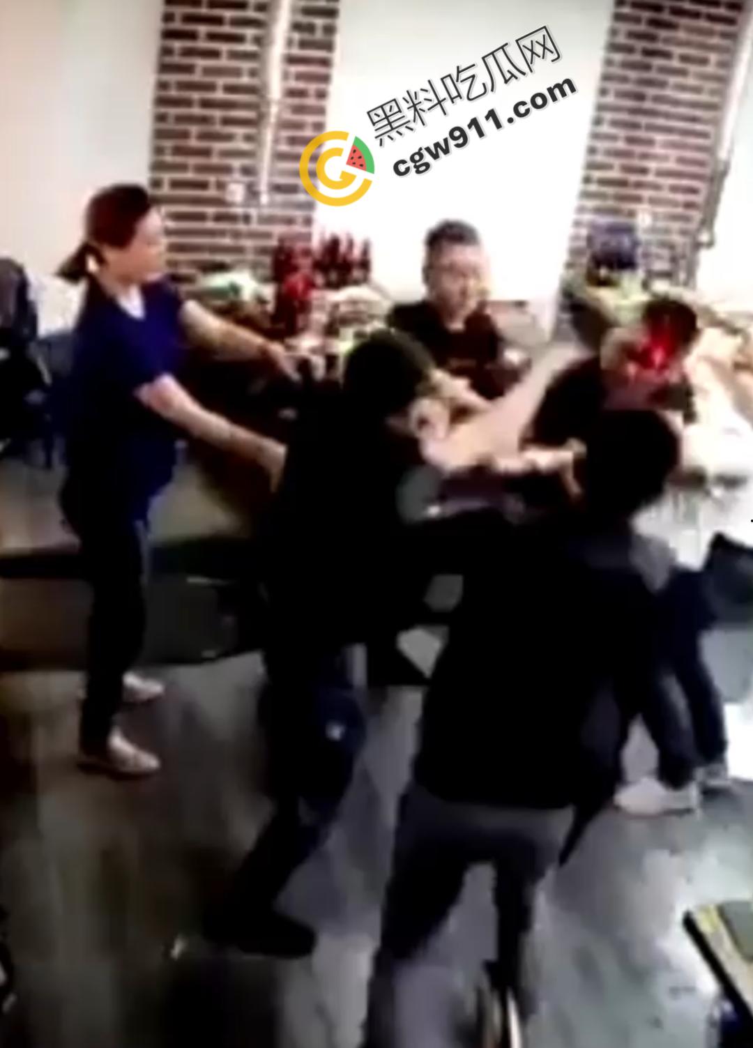 东北酒桌火爆冲突，一时口角引发血案！醉汉挑衅邻桌大哥遭酒瓶爆头，现场激烈打斗混乱不堪-7