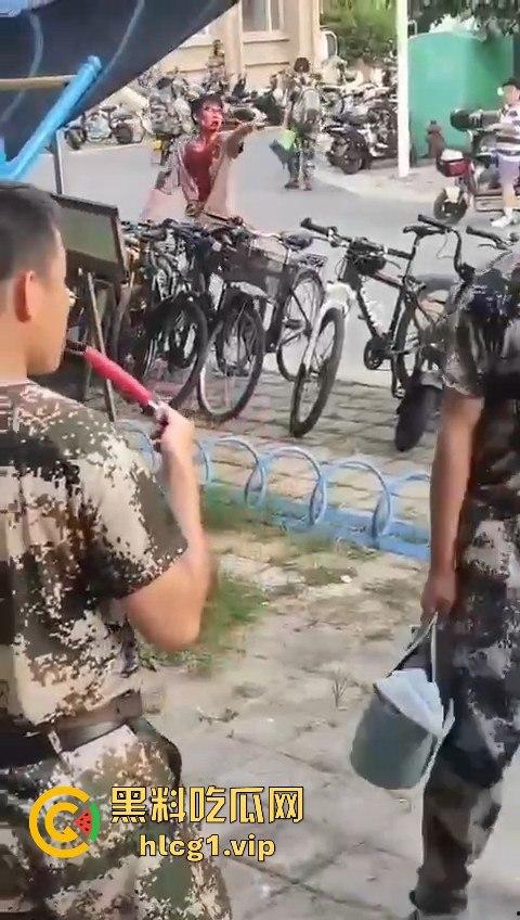 军训压力大？河南大学软件学院大三生宿舍爆发持刀大战,宿舍变修罗场！-8