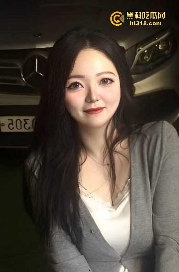 夫妻挑战客厅做爱，正插入猛操时候， 被女儿打开房门撞见了，来不及穿衣只能尴尬互望！-1