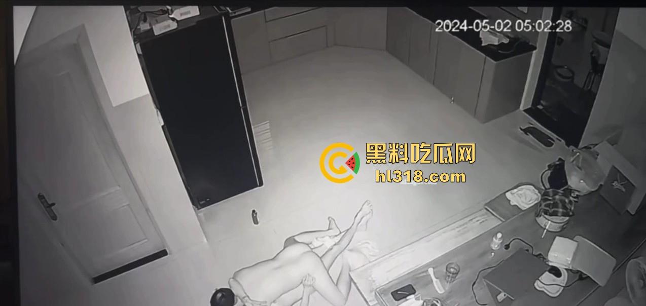 夫妻挑战客厅做爱，正插入猛操时候， 被女儿打开房门撞见了，来不及穿衣只能尴尬互望！-3