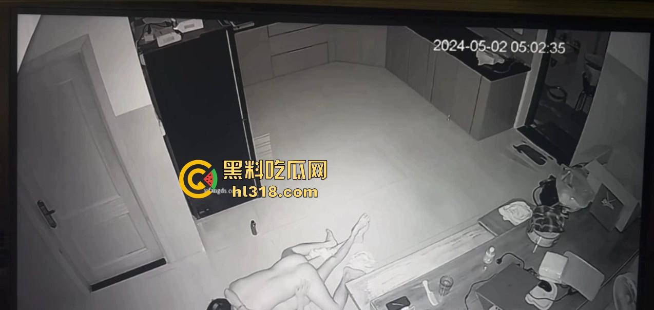 夫妻挑战客厅做爱，正插入猛操时候， 被女儿打开房门撞见了，来不及穿衣只能尴尬互望！-4