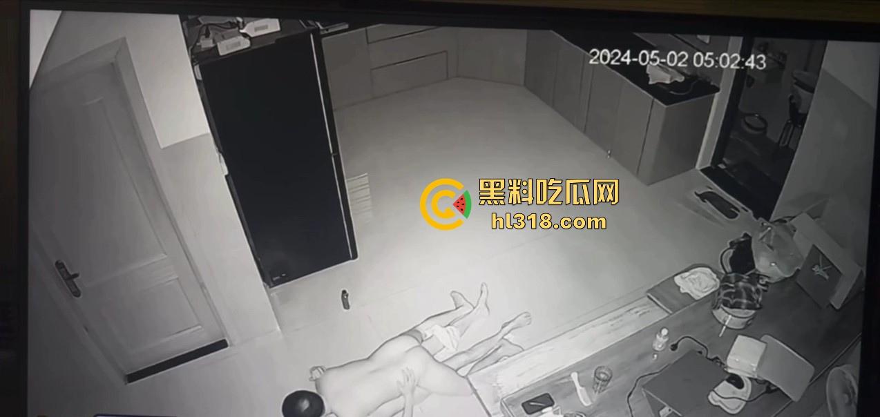 夫妻挑战客厅做爱，正插入猛操时候， 被女儿打开房门撞见了，来不及穿衣只能尴尬互望！-5