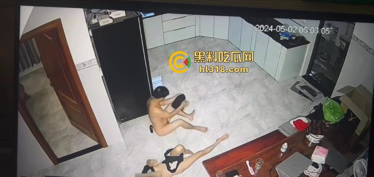 夫妻挑战客厅做爱，正插入猛操时候， 被女儿打开房门撞见了，来不及穿衣只能尴尬互望！-9