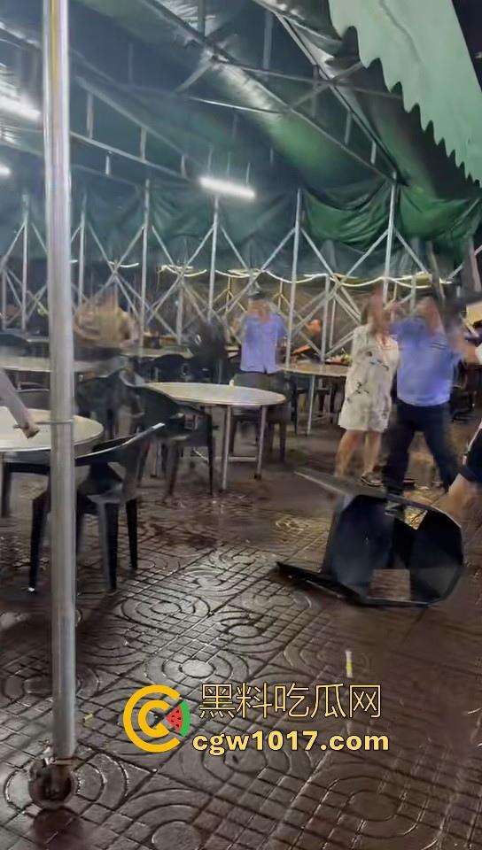 集美开团！温柔姐妹花板凳大战短裤小哥，看出来是真的急了，保安拦都拦不住，上去就是干，姐妹有事是真上！-5