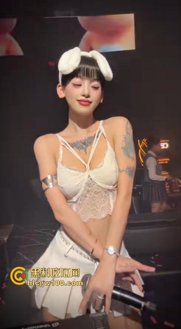 东莞女DJ水水真名『刘晓露』的捞女日记，金主曝光她出轨乱交内幕，下贱捞女毫无底线，骚的以为自己逼是金镶玉！-9