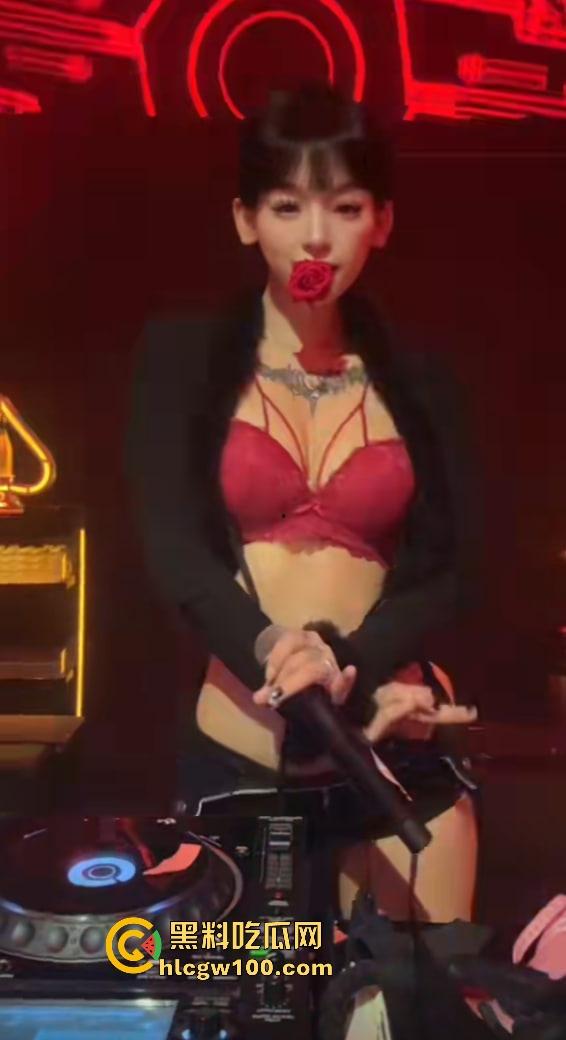 东莞女DJ水水真名『刘晓露』的捞女日记，金主曝光她出轨乱交内幕，下贱捞女毫无底线，骚的以为自己逼是金镶玉！-11