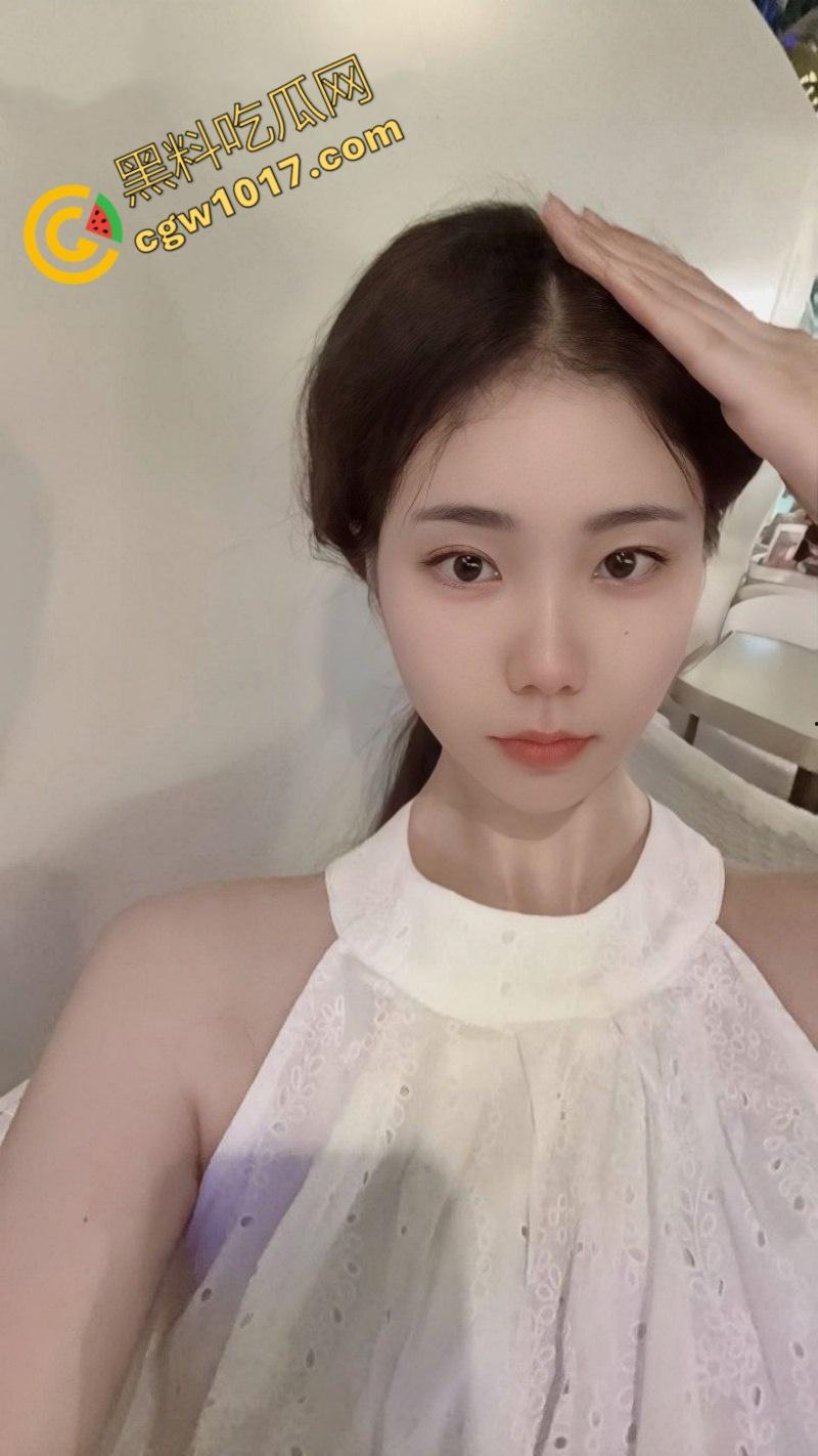 四川成都新婚人妻【杨琴】背着丈夫疯狂约炮！清纯外表下的骚乱，床上的火辣氛围让众多雄性欲罢不能-1