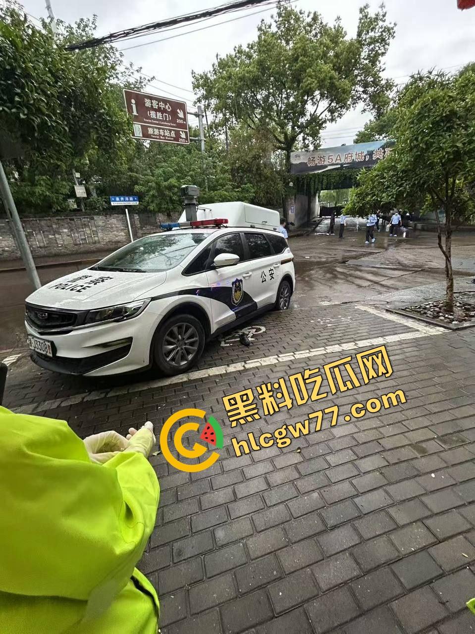 浙江台州街头突发枪击。毒贩持真枪当街开火，出租车司机中弹身亡娃也遭殃，这年头还能让警察叔叔吃花生米？-5